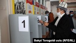 Голосование на одном из избирательных участков на парламентских выборах, прошедших 4 октября 2020 года.