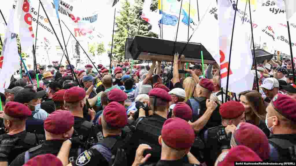 За словами активістів, правоохоронці вилучили у них 8 вінків і труни.