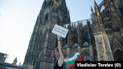 Българи се събраха на пореден протест в Кьолн. Този път пред катедралата