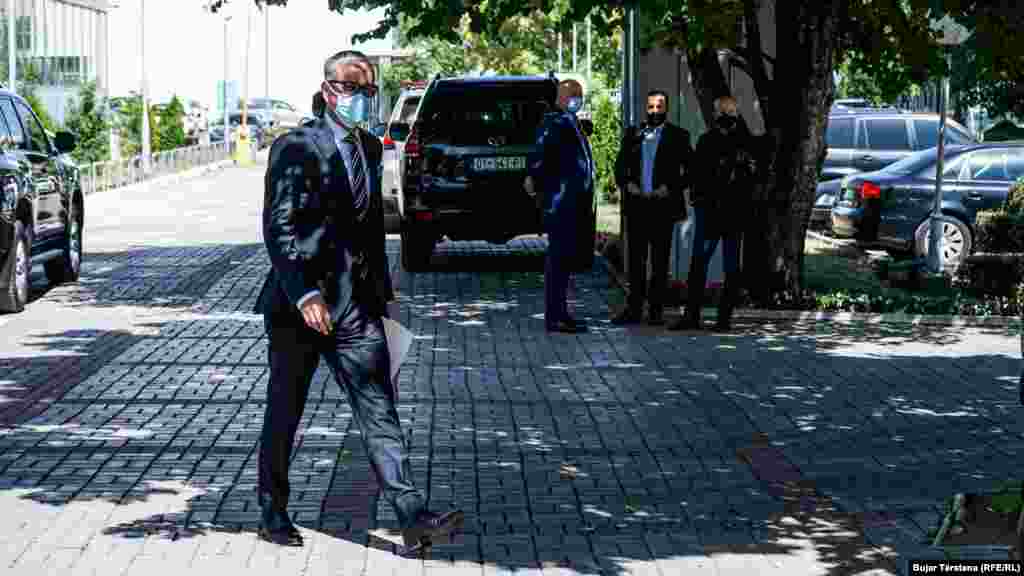 Ministri i Shëndetësisë, Arben Vitia ka thënë se për shkak të rritjes së rasteve me koronavirus, janë shtuar në mbi 1.600 kapacitetet e shtretërve në spitalet dhe klinikat ku po trajtohen pacientët me koronavirus.&nbsp;