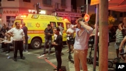 Locuitori din Tel Aviv s-au adunat la locul exploziei de vineri dimineață.