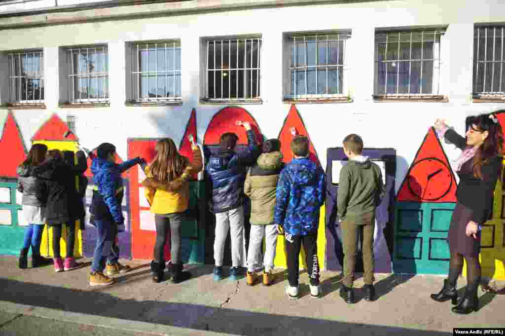 &ldquo;Deca kad ulaze u školu treba da imaju jednu pozitivnu priču ispred sebe, da uživaju u školi, da sve ono što smo mi prošli, moja generacija, ne treba da razmišljamo o tome. Ja kao prosvetni radnik i pedagog treba da dam deci svetlu sliku budućnosti&rdquo;, kaže Mirjana Vuksanović. Sredstva za nabavku materijala je izdvojila sama škola, deca su slikala bojama na vodenoj bazi, dok su profesorka i roditelji koristili sprej.