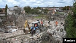 Рятувальники працюють на місці російського удару на Львівщині, 5 жовтня 2025 року 