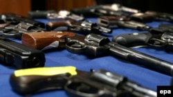 Aproximativ 393.347.000 de arme sunt deținute de civilii americani. Anual, în țară, au loc peste 300 de atacuri armate