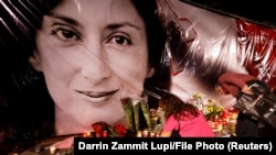 Oamenii depun flori și candele în memoria jurnalistei de investigații anticorupție, Daphne Caruana Galizia, ucisă într-un atac cu bombă
