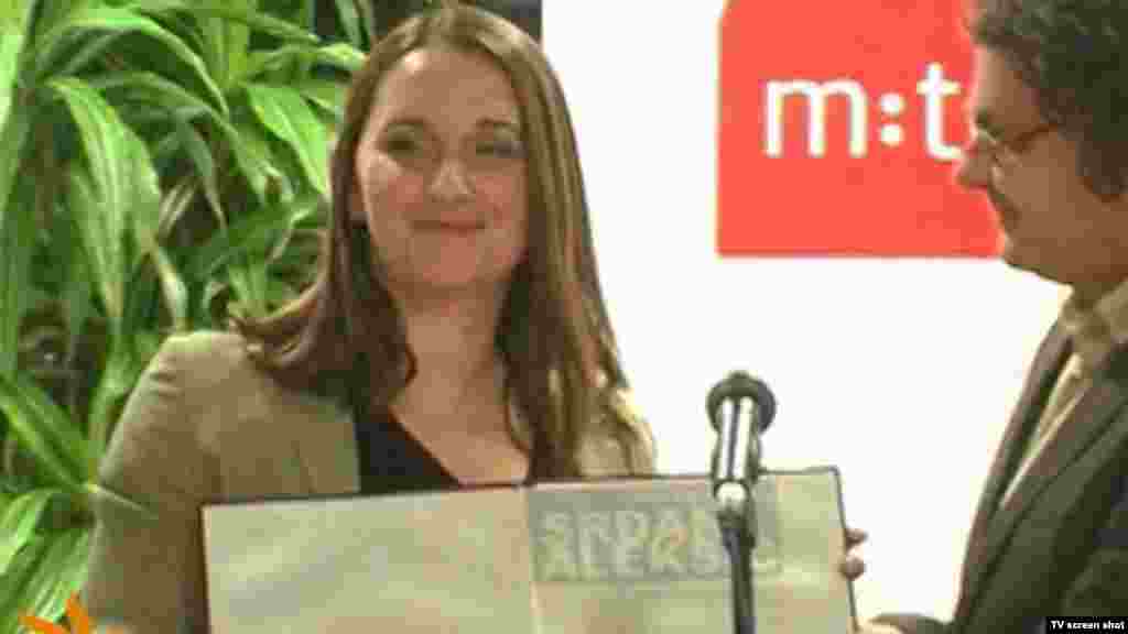 Dopisnica RSE iz BiH, Tina Jelin Dizdar dobila je novinarsku nagradu "Srđan Aleksić" za TV stvaralaštvo, Banjaluka, 8. maj 2012. 