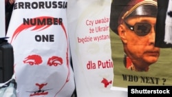 Гасла на мітингу проти російської агресії в Україні, Варшава, 1 лютого 2015 року (©Shutterstock)