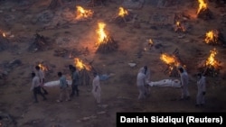 Индияда кремторийлердин кызматкерлери коронавирустан өлгөндөрдүн сөөктөрүн өрттөп жетишпей жатышат. 23-апрель., 2021-жыл. 