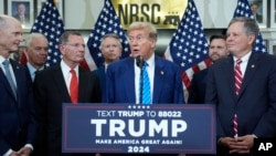 Колишній президент від Республіканської партії Дональд Трамп розмовляє з журналістами в Національному республіканському комітеті сенаторів, 13 червня 2024 року