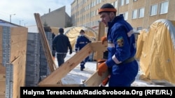 Через зростання випадків COVID-19 у Богородчанах Івано-Франківської області почали розгортати мобільний госпіталь, 20 лютого 2021 року