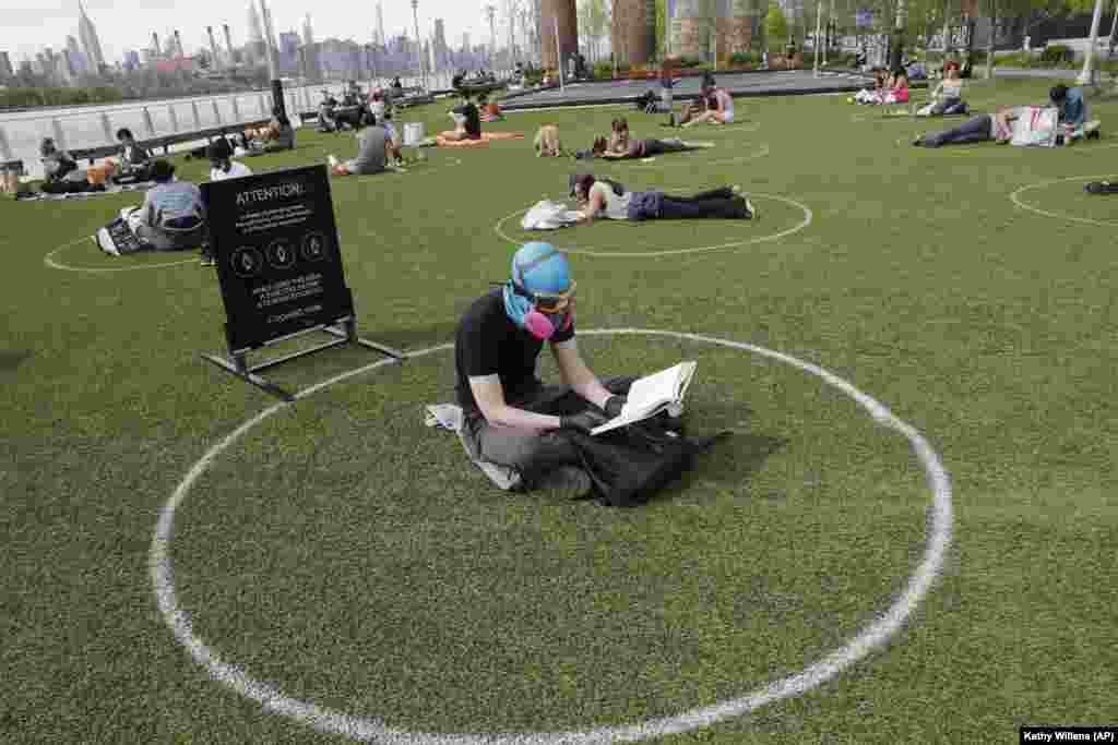 Як відпочити в одному з парків у Нью-Йорку у США під час пандемії? Дехто обирає собі такий спосіб: у гумовій шапочці для підводного плавання, захисних окулярах, респіраторі з повітряним фільтром і гумових рукавичках! І, звісно, в межах визначеного на траві кола. Вони позначають місця з безпечною дистанцією, щоб убезпечитися від зараження &ndash; їх намалювали після того, як тиждень тому в незвично теплі дні парк виявився просто переповненим