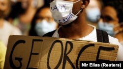 Ако бъде прието от съда, обвинението може да доведе до присъда от 40 години затвор.