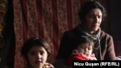 4 februarie 2021, Edineț | Printre copiii acestei familii sunt și sugari. Pe timp de iarnă, din cauza geamurilor sparte și casei avariate, în cameră este frig