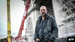 Владимир Явашев по време на опаковането на Триумфалната арка в Париж.