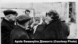 Перший мітинг пам'яті за єврейськими жертвами Бабиного Яру. Стоп-кадр із зйомок Едуарда Тімліна. Архів Аміка Діаманта