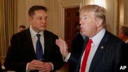 Miliardarul Elon Musk (stânga) a fost desemnat de președintele Donald Trump să restrângă cheltuielile guvernului federal. 