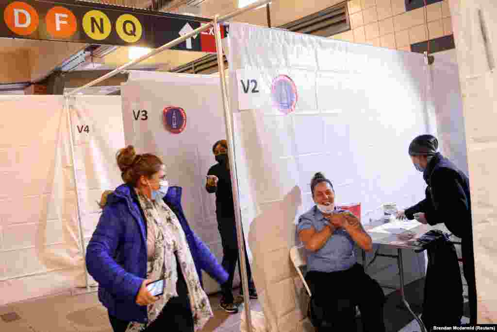 NË STACION METROJE - Punonjësja e sigurimit Janet Santiago reagon pas marrjes së një doze të vaksinës Johnson &amp; Johnson kundër sëmundjes së koronavirusit, gjatë hapjes së programit të vaksinimit publik të Autoritetit të Transportit Metropolitan në stacionin e metrosë në Koni Ajllënd, në bashkinë e Bruklinit në Nju-Jork, Shtetet e Bashkuara të Amerikës, më 12 maj 2021.