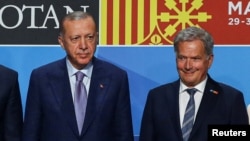  Finlanda și Suedia au solicitat aderarea la NATO în mai anul trecut, după ce Rusia a invadat Ucraina, pe 24 februarie. Cele două țări au abandonat, astfel, decenii de nealiniere.