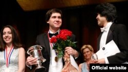 Вадим Холоденко (у центрі). Фото з офіційної facebook сторінки конкурсу https://www.facebook.com/thecliburn