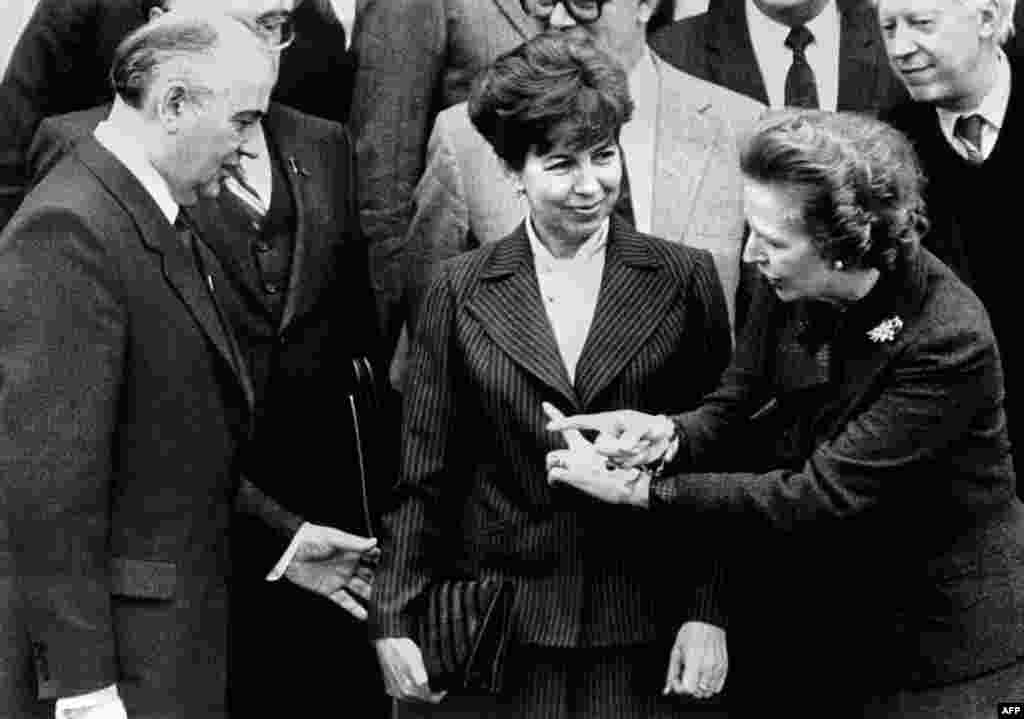 Margaret Thatcher (D), Mihail Gorbatčev sa suprugom Raïssom, London, 1984. 