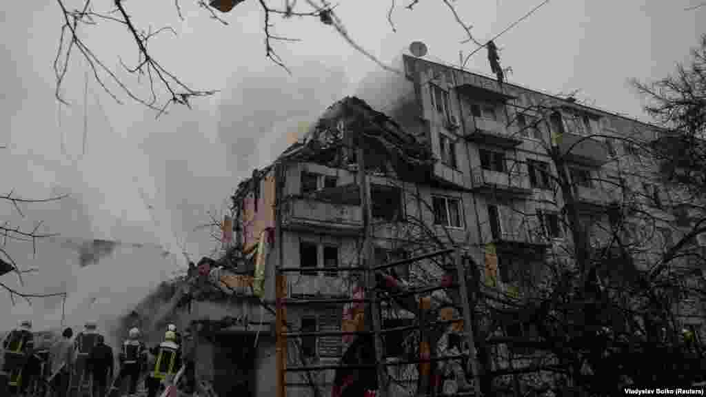 Зруйнована російським обстрілом багатоповерхівка у Полтаві. 1 лютого 2025 року