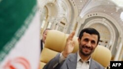 محمود احمدی نژاد همچنین پیشنهاد کرد تا بورس نفتی جدیدی راه اندازی شود.