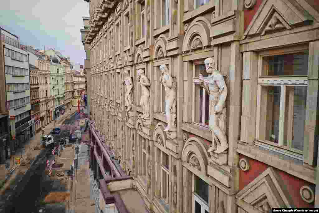 Осамени машки ликови со исукани ножеви на фасадата на Адрија Палас. &nbsp;