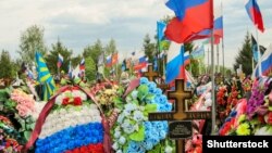 Украинадагы согушта каза болгон аскерлердин мүрзөсү. Орусия, 5-май 2025-жыл