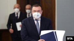 Здравният министър Костадин Ангелов, малко преди да обяви затварянето на страната от понеделник.