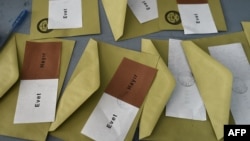 Бюлетені зі словами «Evet» («Так») та «Hayir» («Ні») на референдумі з внесення змін до конституції, що розширять повноваження президента Ердогана. Стамбул, 16 квітня 2017 року