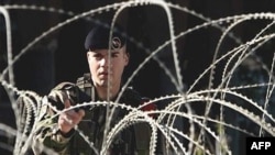 Vojnik KFOR-a patrolira u blizini mosta u Kosovskoj Mitrovici 14. novembra 2007. godine.