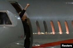 Osnivač WikiLeaksa Julian Assange izlazi iz privatnog aviona dok stiže u Canberru, Australija, 26. juna 2024.