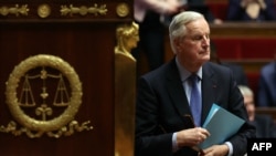 Прем’єр-міністр Франції Мішель Барньє готується до виступу під час дебатів перед голосуванням про недовіру його уряду, 4 грудня 2024 року