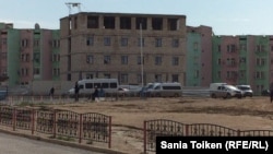 Жаңаөзендегі орталық алаңы маңында тұрған полиция көліктері. 1 мамыр 2016 жыл.