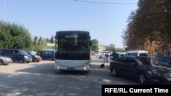 Автобус Вооруженных сил Украины на въезде в аэропорт Борисполь