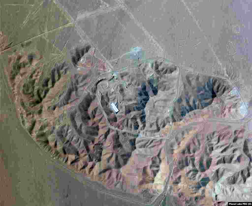 Иранский объект по обогащению топлива в Фордо 19 июня, до удара США, и 22 июня, после удара (справа)