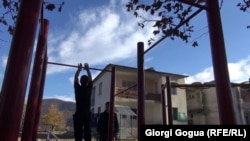 По словам жителя Панкисского ущелья, сейчас у местной молодежи есть чем заняться: недавно открылся спортивный зал, появились какие-то курсы, образовательные программы