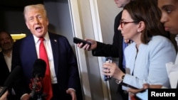 În imagine, preşedintele american Donald Trump, într-un dialog cu juranliştii, în 30 martie.