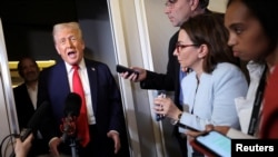 АКШнын президенти Дональд Трамп Вашингтонго бара жатып учакта журналисттердин суроолоруна жооп берип жатат. 30-март, 2025-жыл.