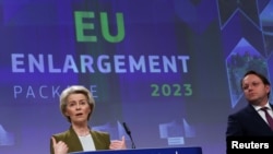 Ursula von der Leyen bizottsági elnök és Várhelyi Olivér szomszédság- és bővítési politikáért felelős uniós biztos a 2023-as bővítési csomag bemutatásakor