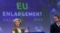 Ursula von der Leyen bizottsági elnök és Várhelyi Olivér szomszédság- és bővítési politikáért felelős uniós biztos a 2023-as bővítési csomag bemutatásakor