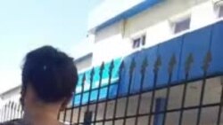 Узбекистанцы стоят в очереди возле отделения «Капиталбанка» в Сурхандарье, чтобы получить денежные переводы из-за границы