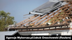 Një shtëpi është dëmtuar pasi një dron ose objekt i ngjashëm goditi një ndërtesë banimi, sipas autoriteteve lokale, pas shkeljeve të hapësirës ajrore polake gjatë një sulmi rus mbi Ukrainën. Komuna Wyryki të Polonisë, më 10 shtator 2025.