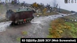 Масовані російські штурми із залученням танків та бронетехніки почалися з середини жовтня 2025 року. На скріншоті: російський танк з додатковим захистом під час штурму біля Добропілля, жовтень 2025 року