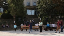 „Hai să facem artă-n mahala!”