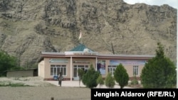 Здание местной администрации села Ворух.