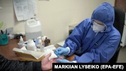 У МОЗ повідомили, що за березень медичні працівники України, зайняті лікуванням пацієнтів з лабораторно підтвердженими випадками COVID-19, отримають доплату в розмірі трьох посадових окладів