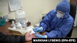 1 квітня Інститут молекулярної біології та генетики НАН України заявив про готовність виготовляти щотижня 10-20 тисяч тестів на коронавірус