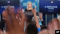 Ак үйдүн маалымат катчысы Кэролайн Левитт журналисттердин суроолоруна жооп берүүдө.