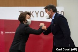 Seiko Hashimoto, az olimpia tokiói szervezőbizottságának elnöke és Sebastian Coe, a Nemzetközi Atlétikai Szövetség vezetője tokiói találkozójukon, 2021. május 7-én